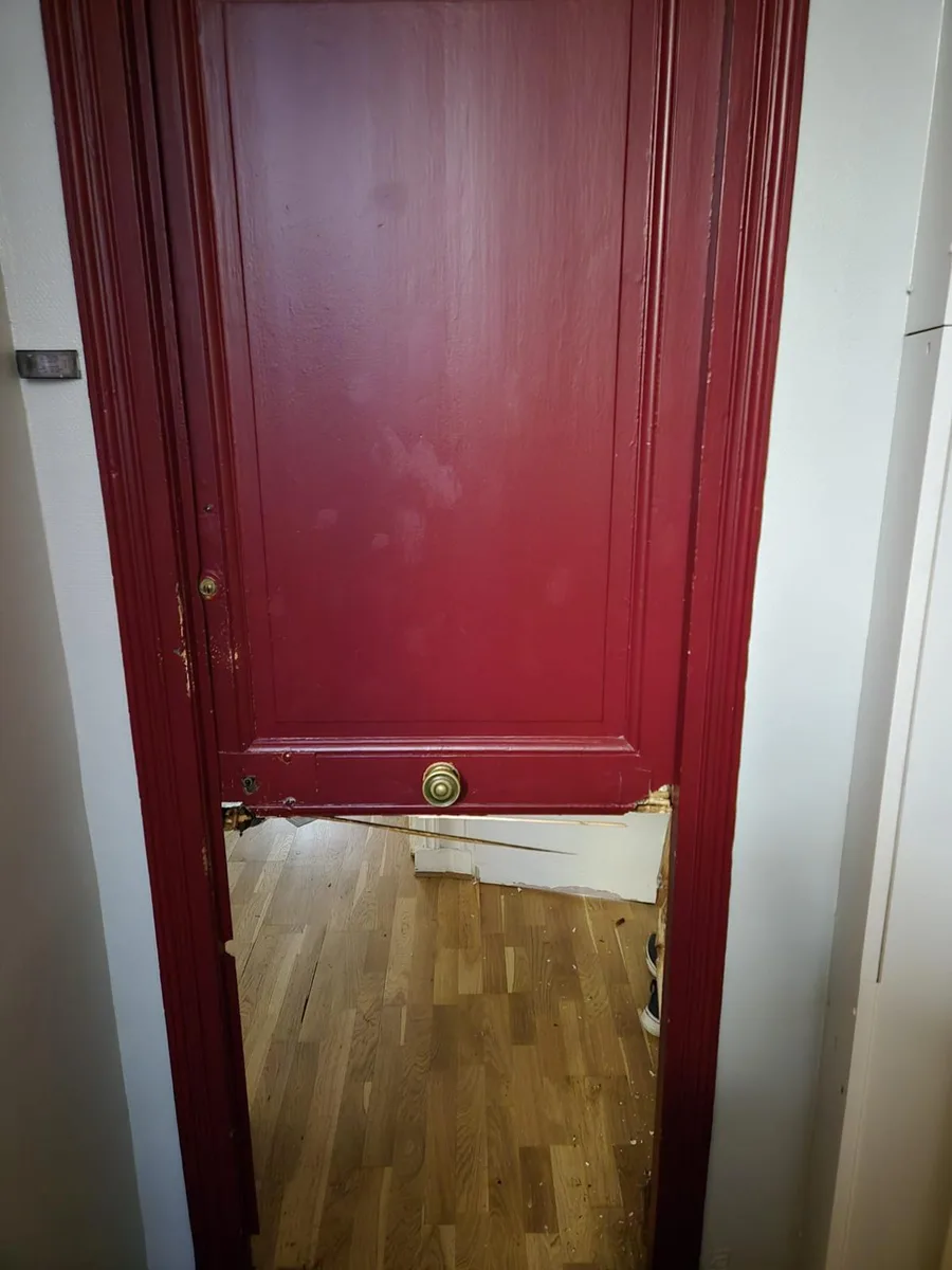 Porte fracturée après effraction