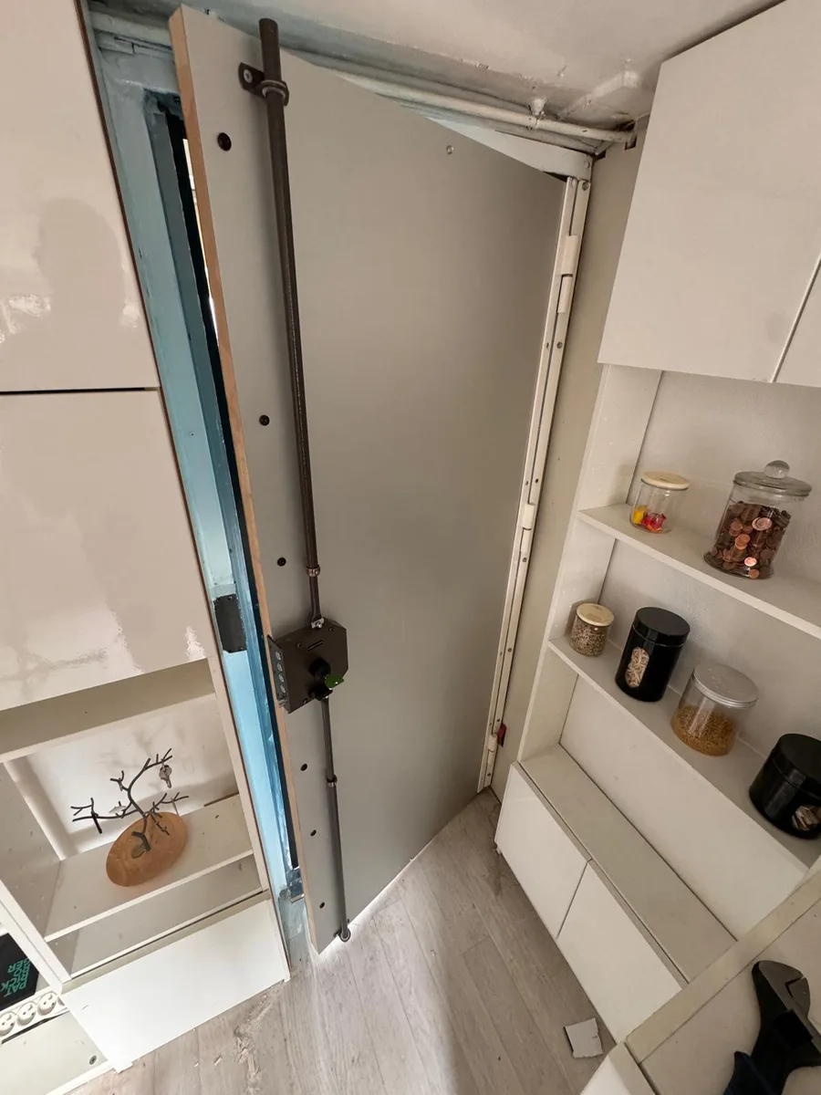 Serrure multipoints à tringles installée côté intérieur de porte